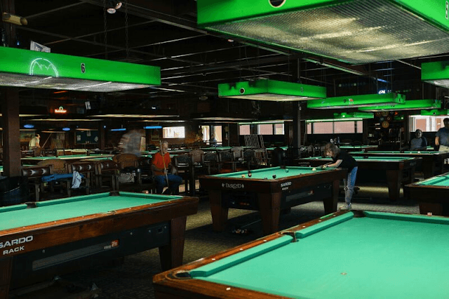 Magoos Sports Bar & Billiards