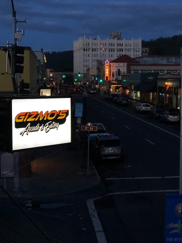 Gizmo's Arcade & Eatery