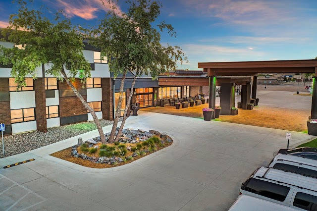 Holiday Inn & Suites