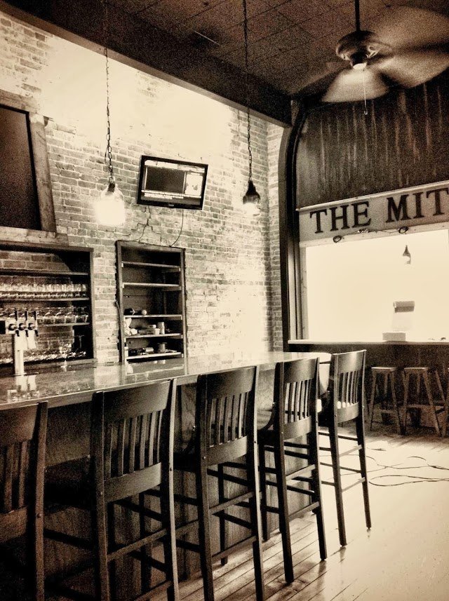 Hoyt's Next Door Lounge