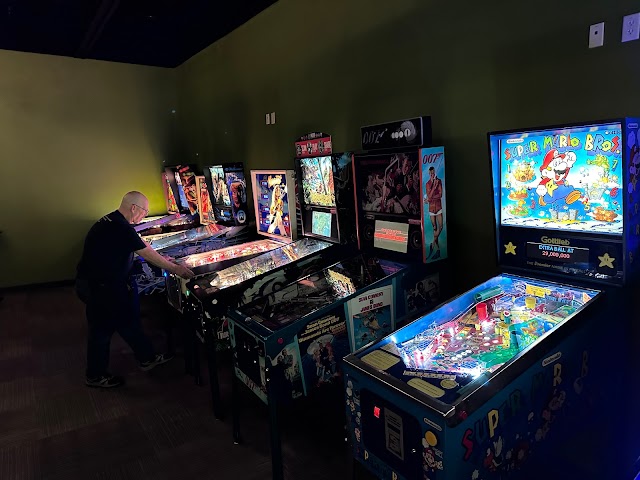 Lumberjack Johnnys Appleton - Axe Throwing & Pinball
