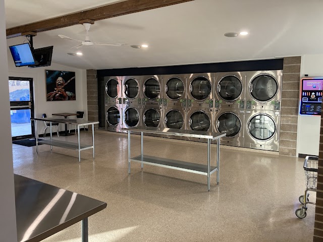 Louie's 10th Street Lounge and Laundromat