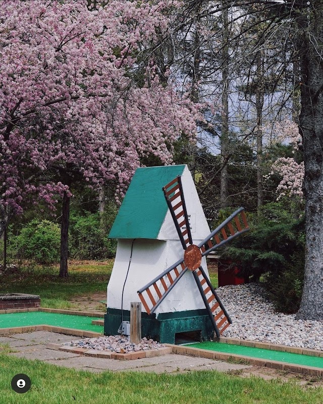 White Sands Mini Golf & Sand Mine Arcade