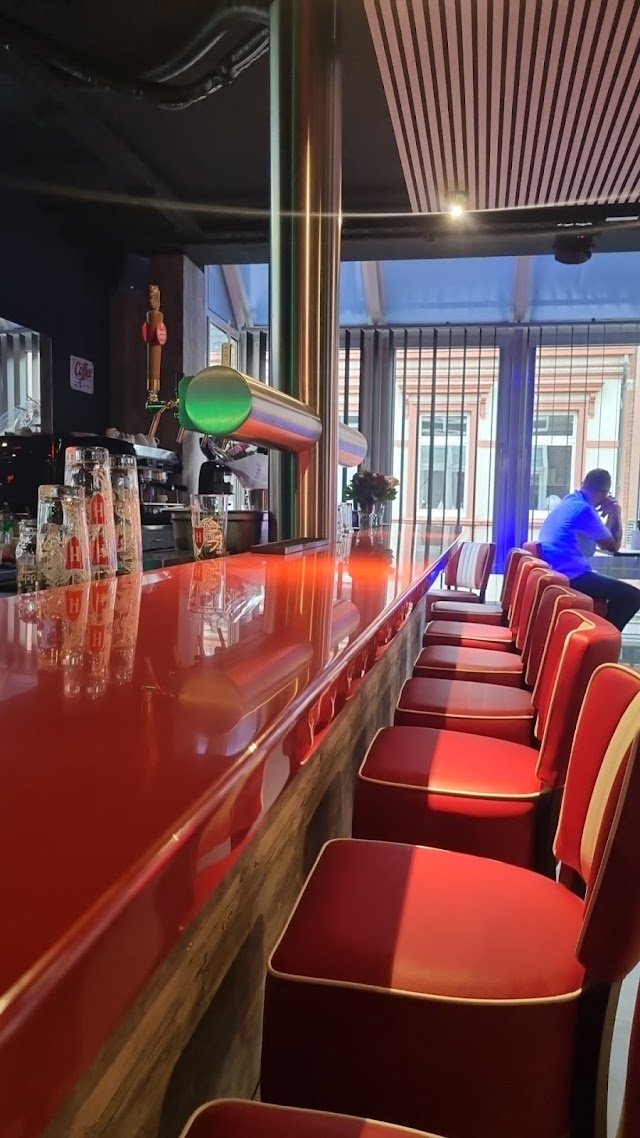 Cine Lounge Diner & Sportsbar