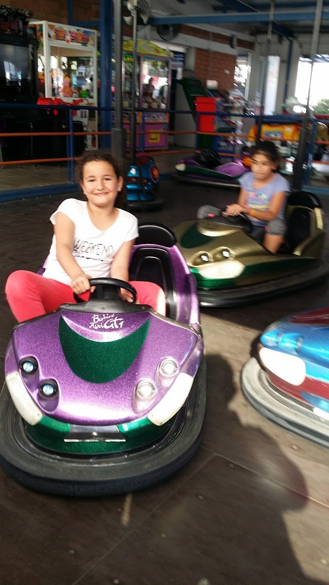 PAPAFiLiPOU Luna Park Latsia