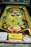 Image # 18035: Bally Hoo German Playfield 
(The bumper caps on this game are incorrect. The original caps had no printing on them.)