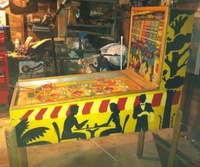 Image # 55293: Rondeevoo Cabinet - Right 
(The original style of flippers on the game shown here have been replaced with a later style of flipper.)