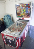 Image # 64447: Gun Men Cabinet - Full View 
(This game has the modified playfield.)