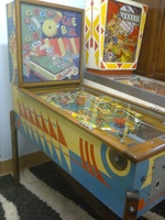 Image # 56441: Cue Ball Cabinet - Left 
(The coin door on this game is not original.)